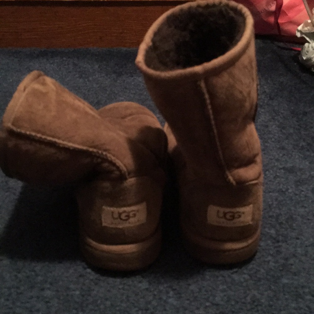 UGG Youth Classic short II Brown Boots. - Picture 3 of 3